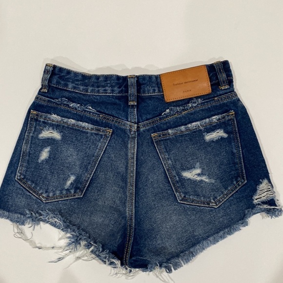Zara Trafaluc High Rise Dark Wash Distressed Mini Shorts Size 00 - Picture 2 of 7